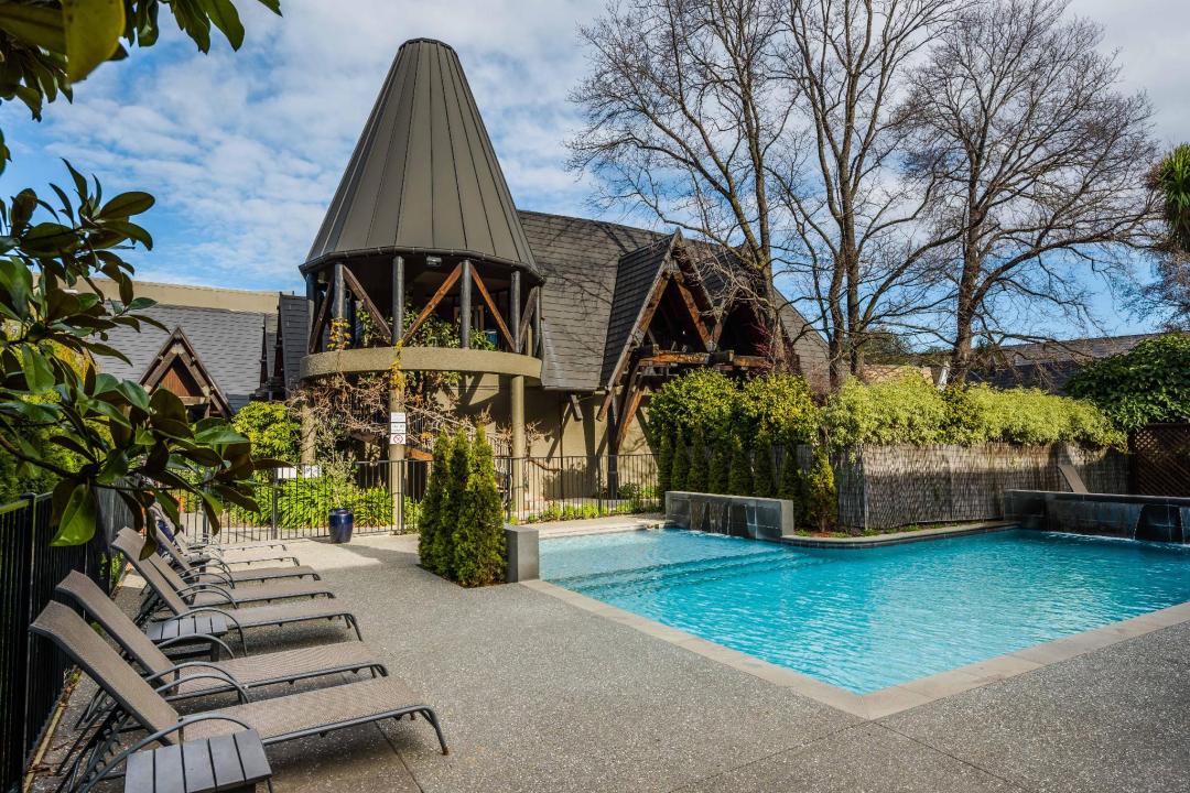 Swimming pool [outdoor]