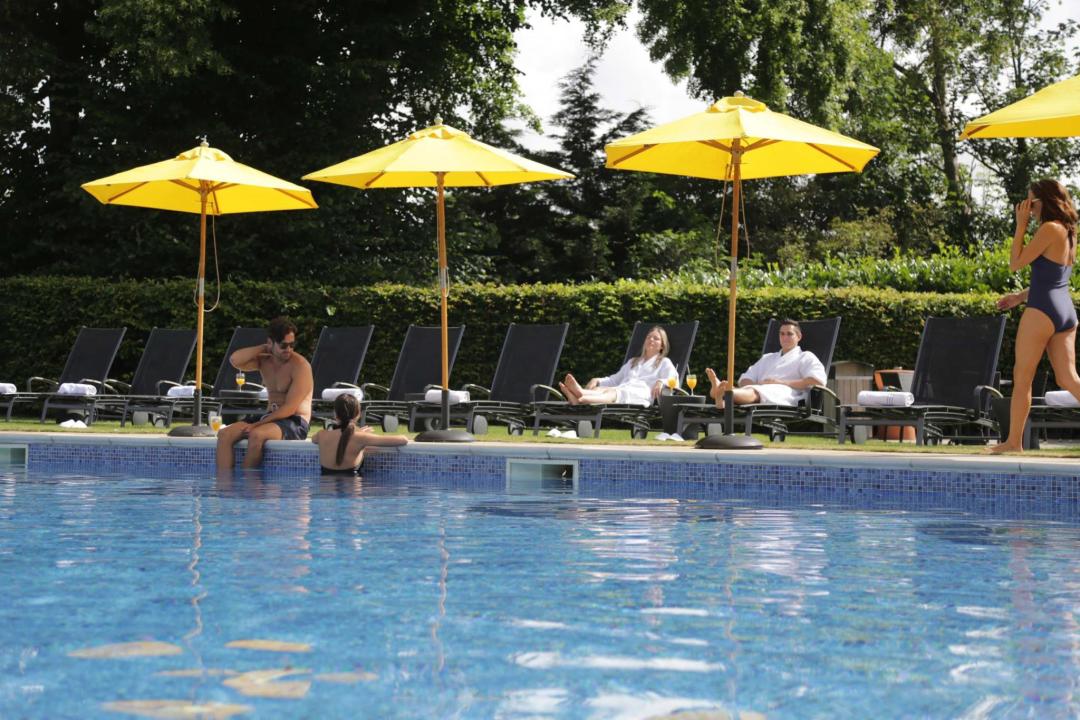 Swimming pool [outdoor]