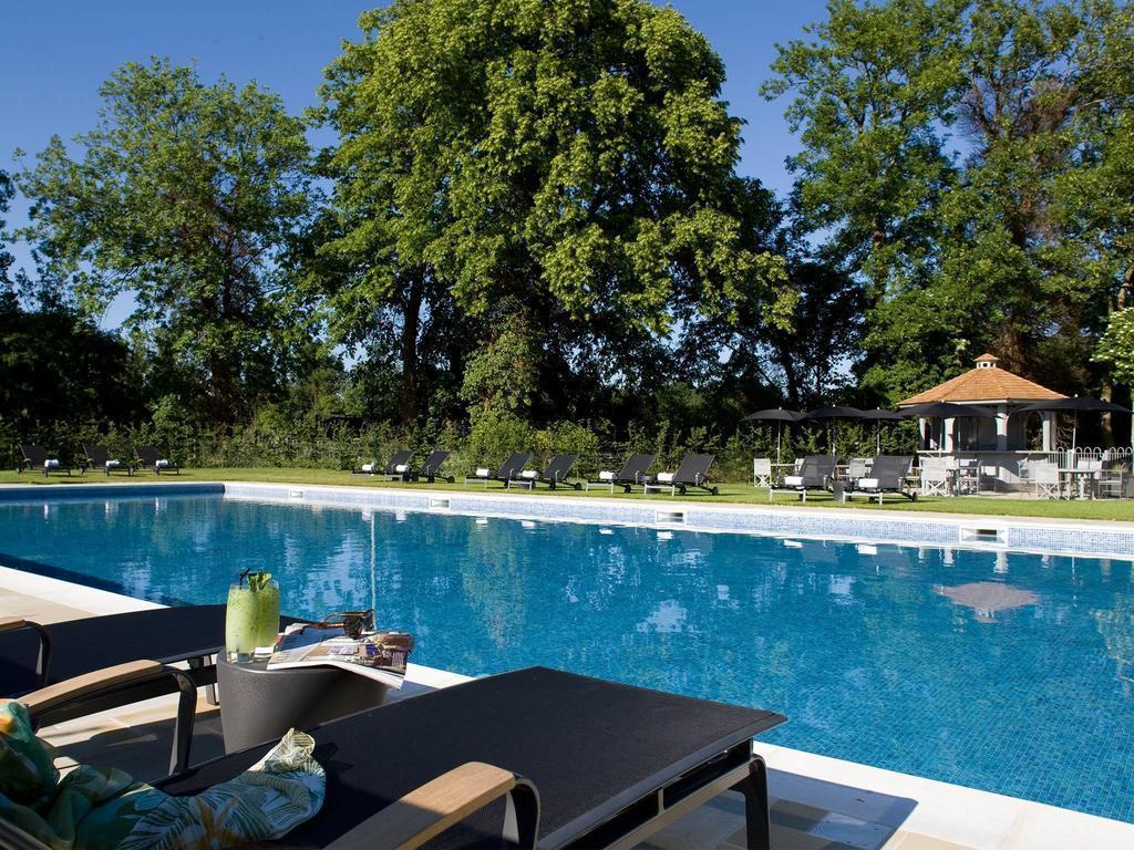 Swimming pool [outdoor]
