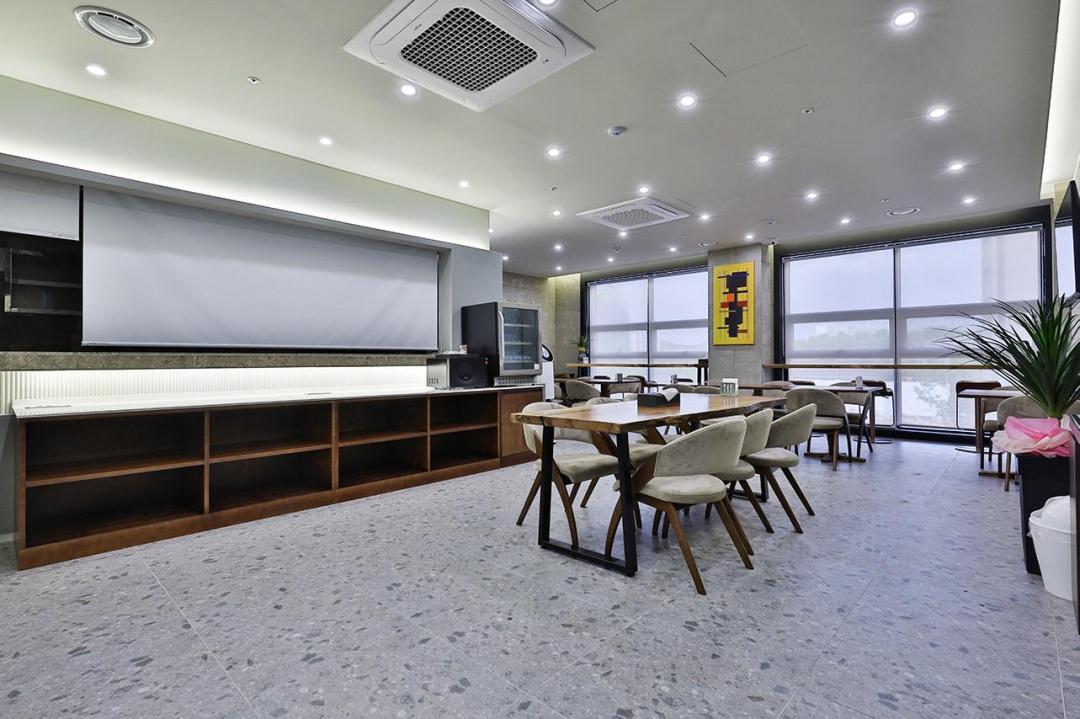 Shared lounge/TV area