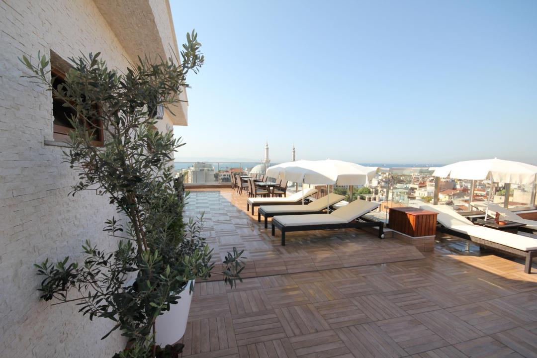 Swimming pool [outdoor]