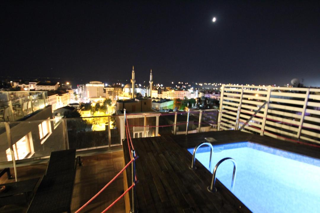 Swimming pool [outdoor]