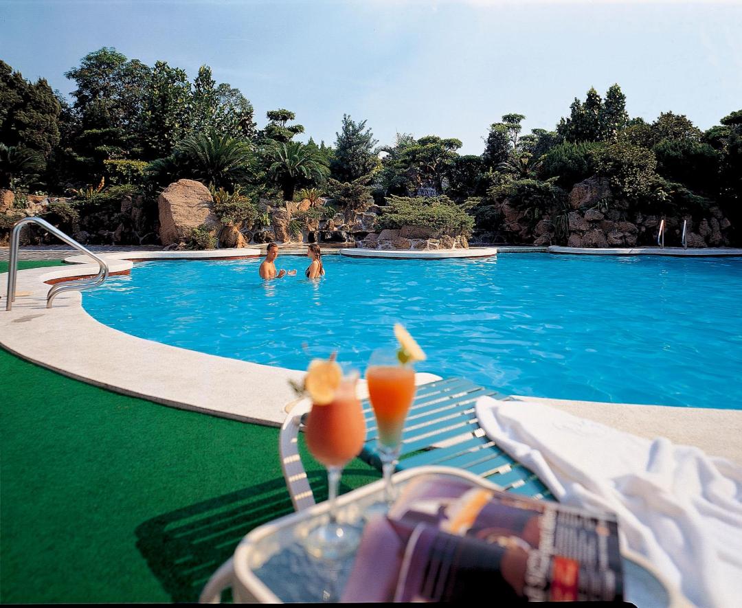 Swimming pool [outdoor]