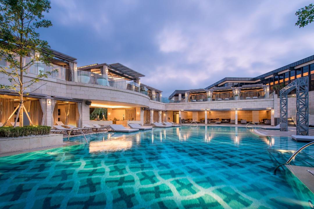 Swimming pool [outdoor]