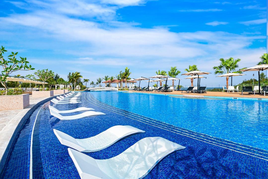 Swimming pool [outdoor]