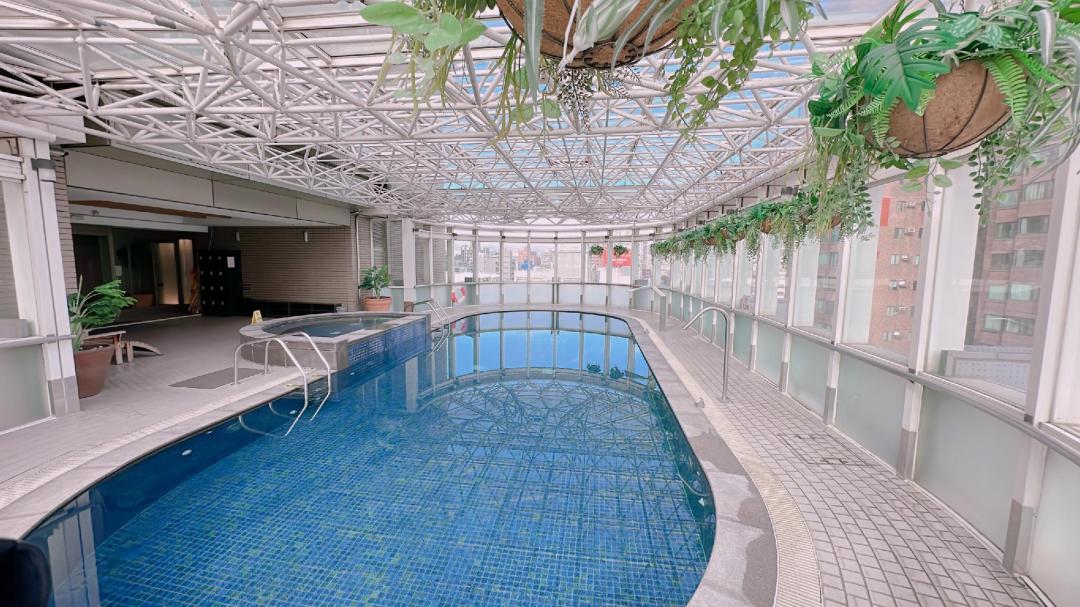 Swimming pool [outdoor]