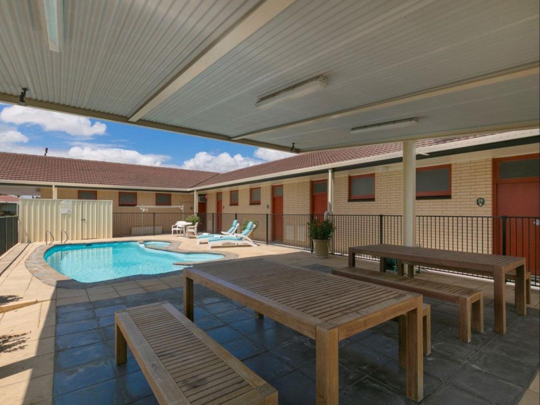 Swimming pool [outdoor]