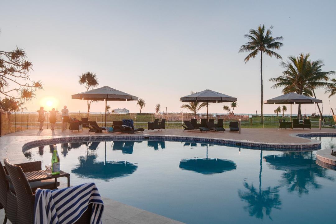 Swimming pool [outdoor]