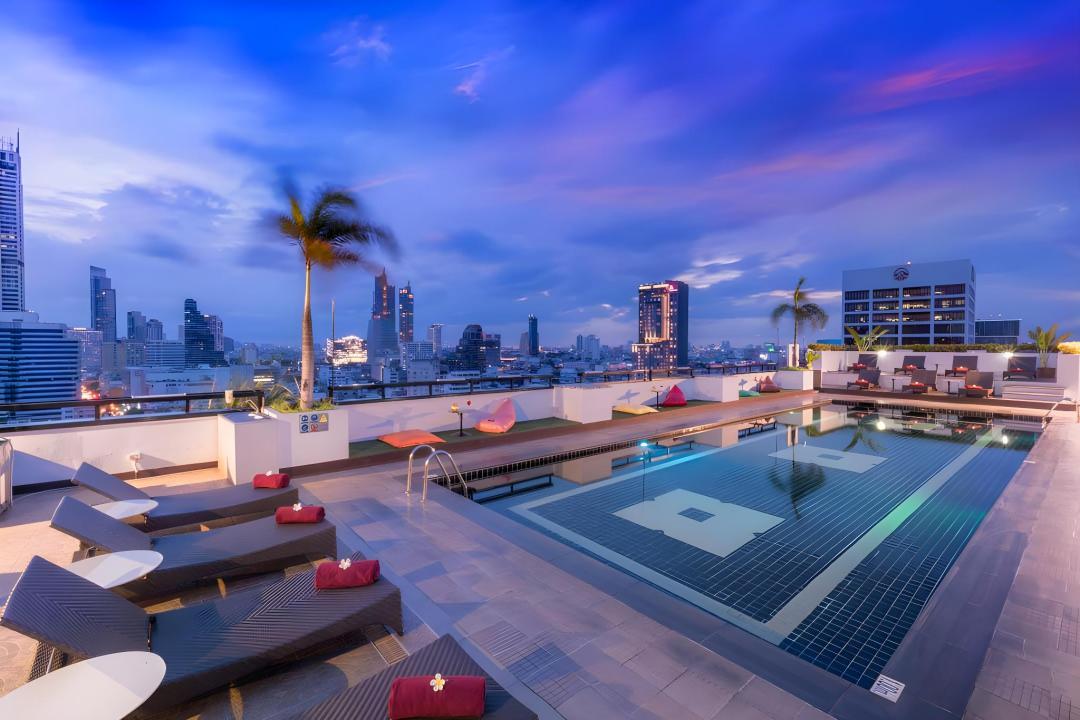 Swimming pool [outdoor]