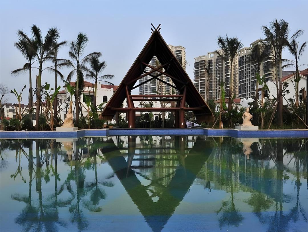 Swimming pool [outdoor]