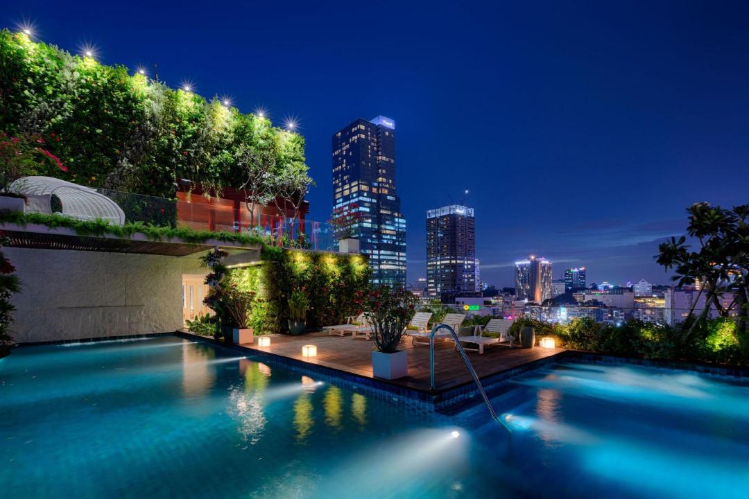 Swimming pool [outdoor]