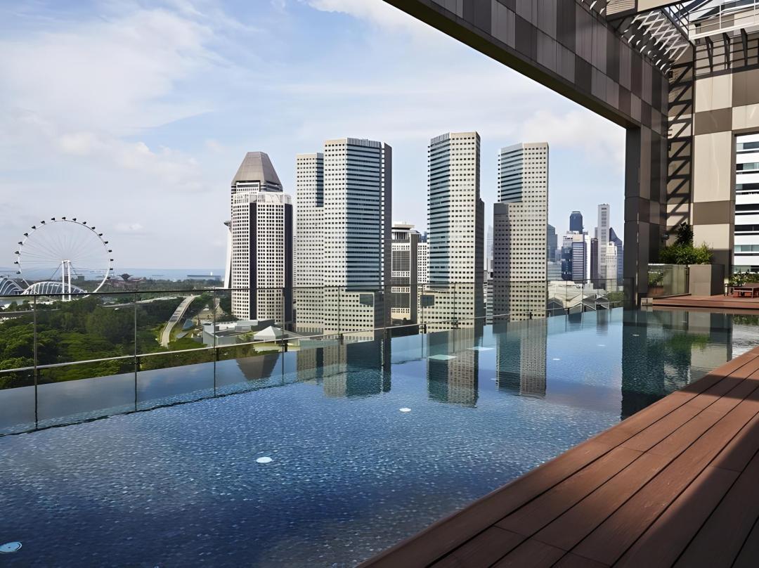 Swimming pool [outdoor]