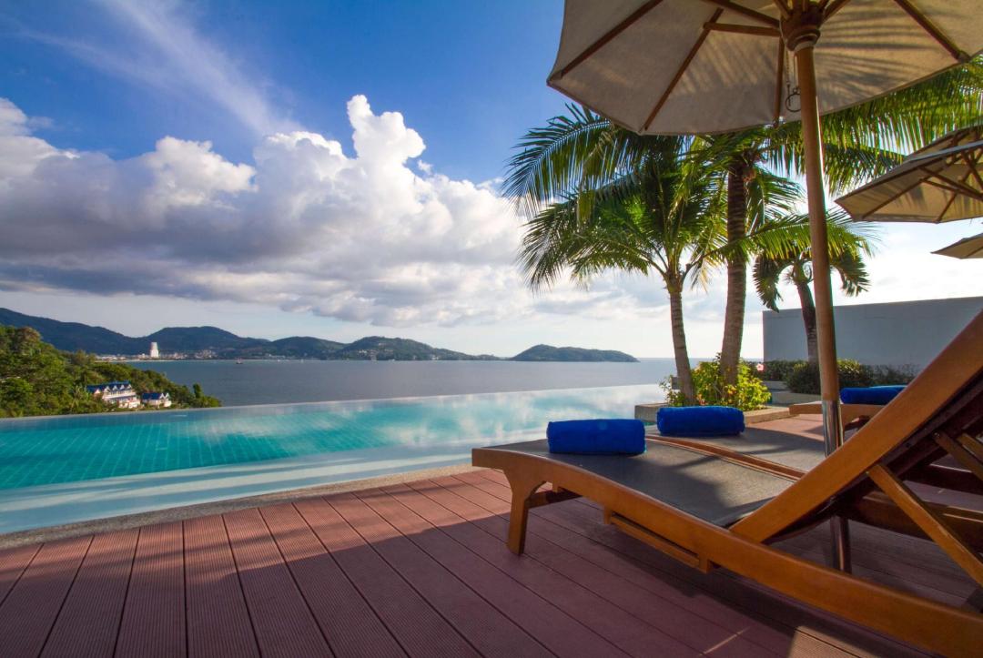 Swimming pool [outdoor]