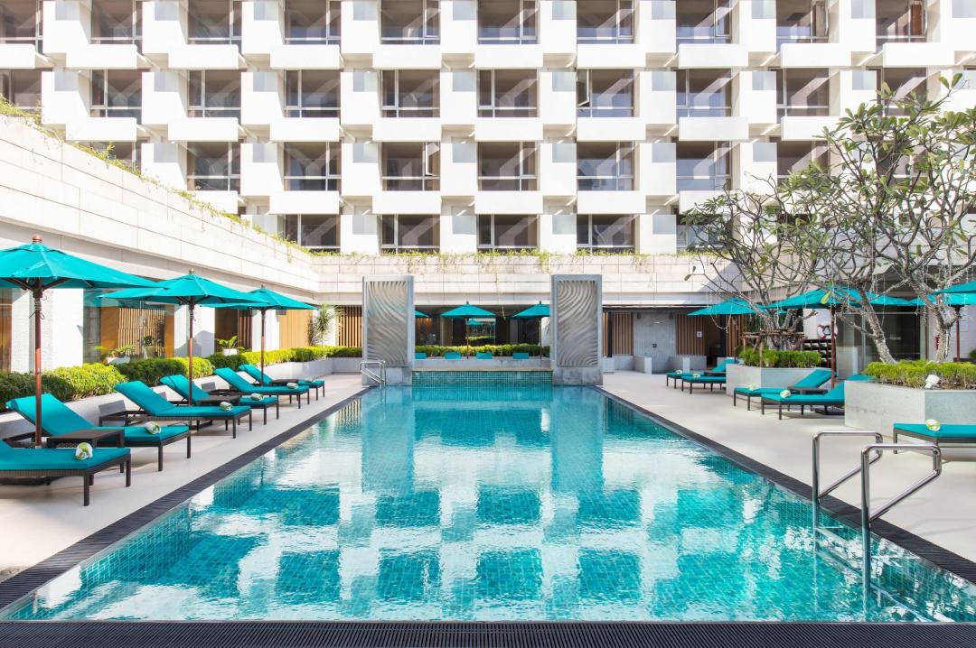 Swimming pool [outdoor]