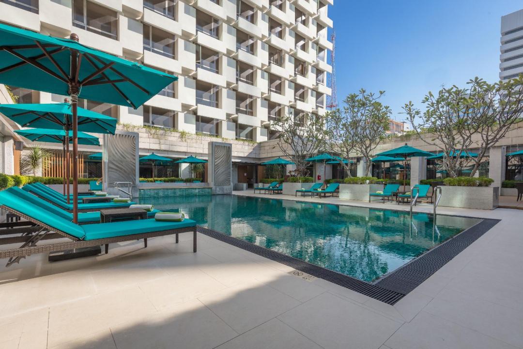 Swimming pool [outdoor]