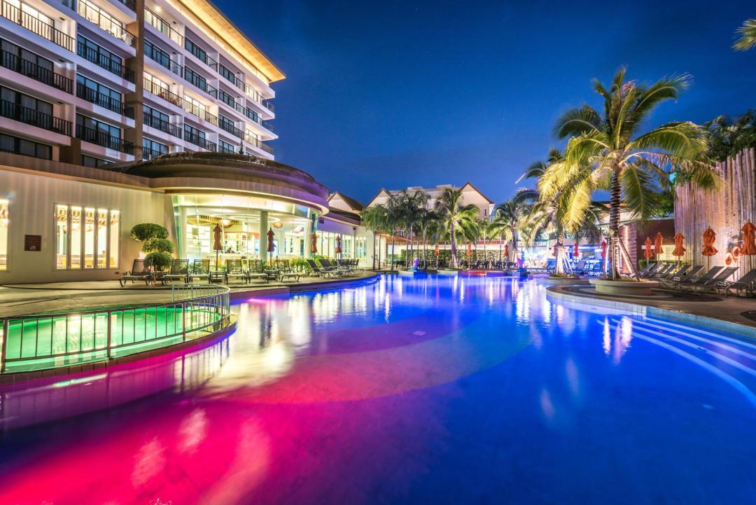 Swimming pool [outdoor]