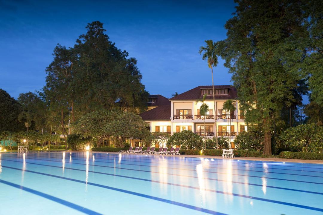Swimming pool [outdoor]