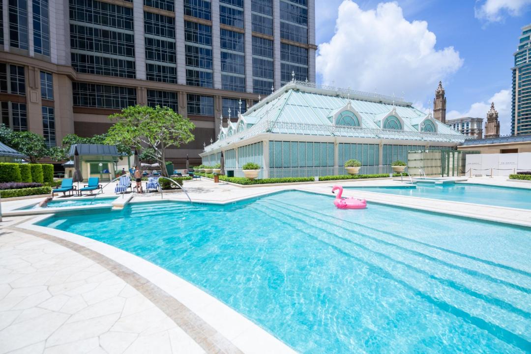 Swimming pool [outdoor]