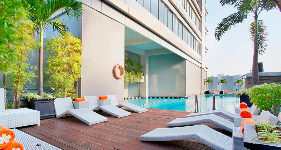 Swimming pool [outdoor]
