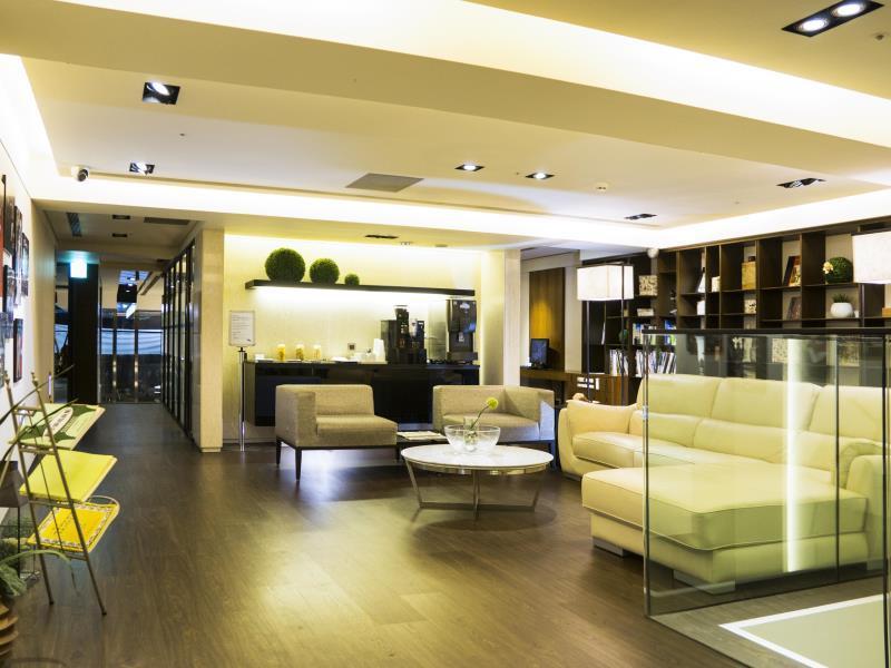 Shared lounge/TV area