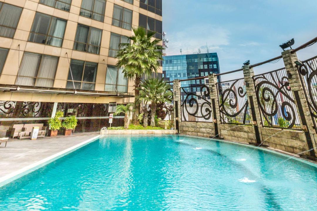 Swimming pool [outdoor]